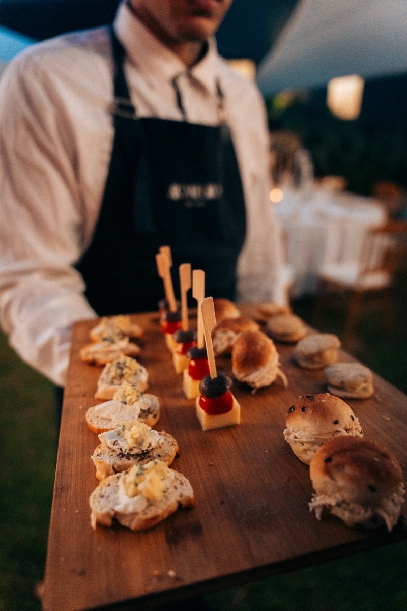 Bandeja de canapés servida por un mozo