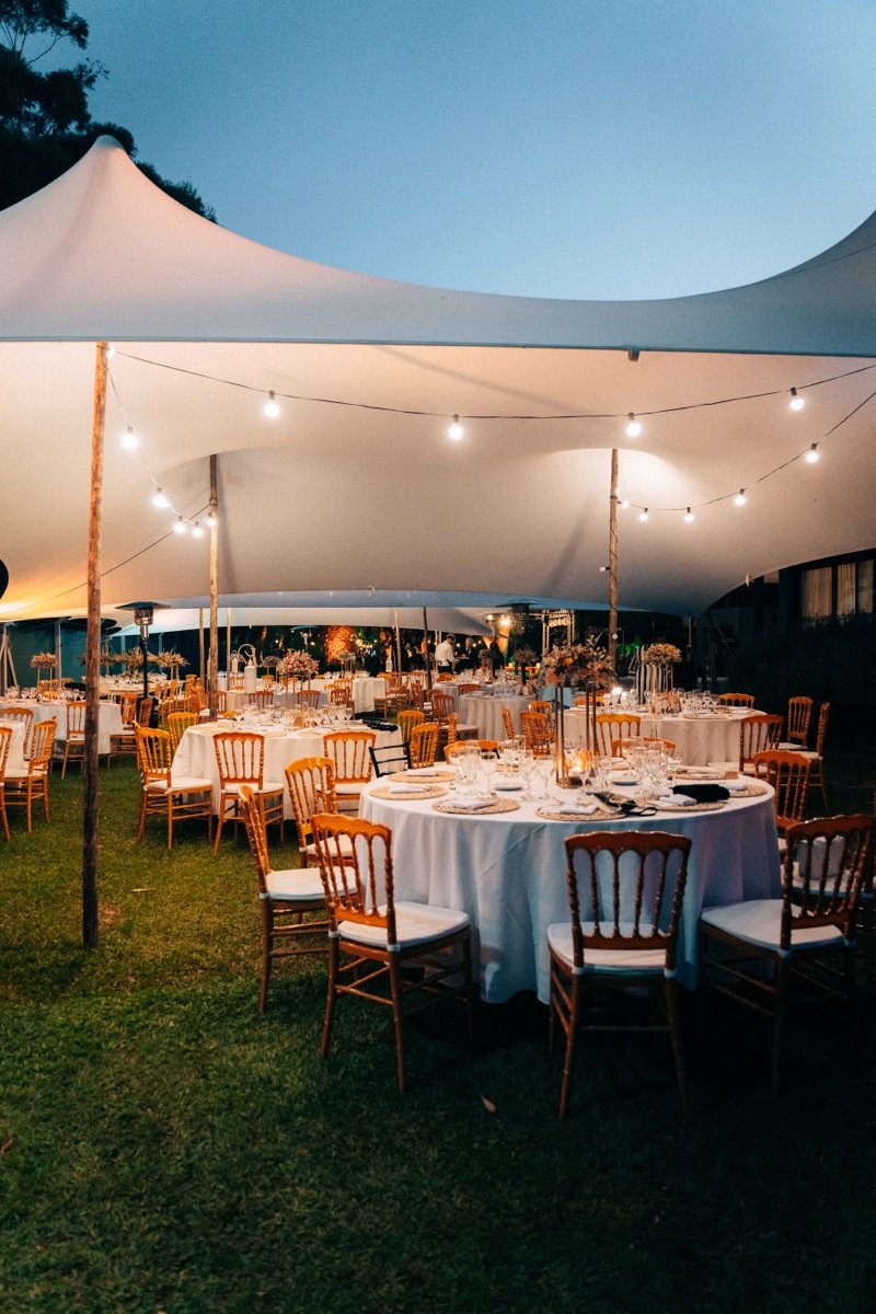 Carpa iluminada con mesas para un evento