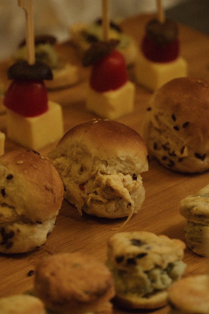Scones y bocados salados sobre tabla