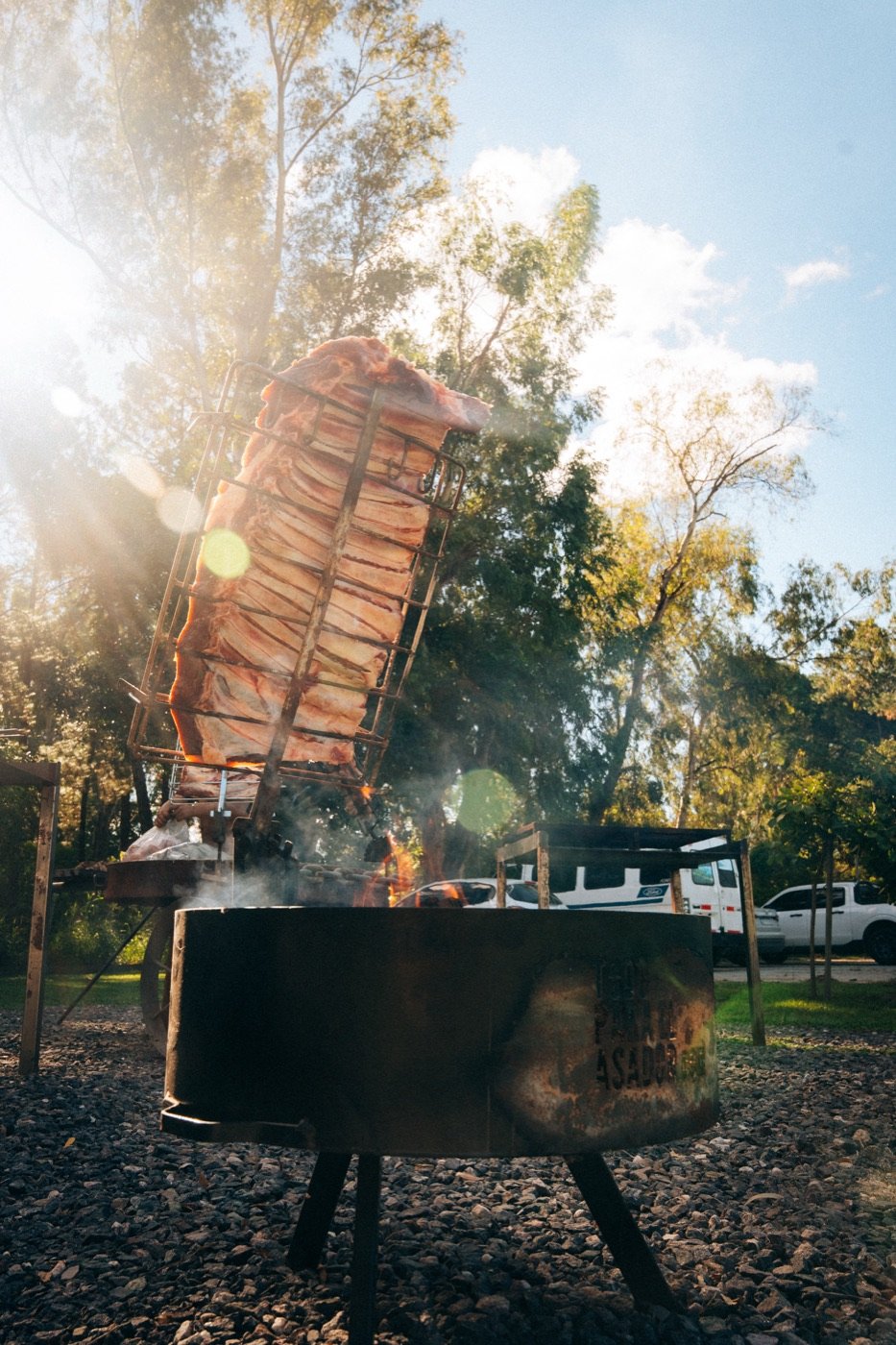 Costillar al asador a la cruz entre los árboles