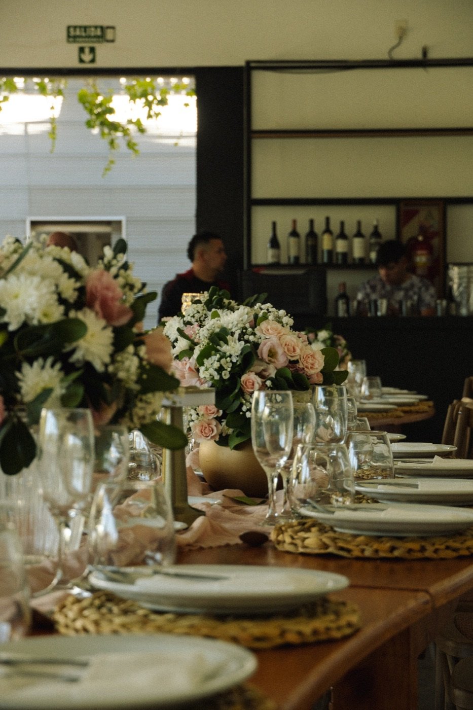 Mesa larga decorada con flores para un evento social